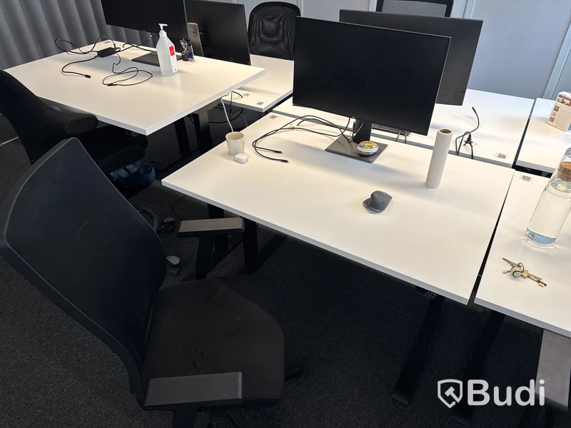 3 st. Höj- och sänkbara skrivbord, 3 st. Datorskärmar och 3 st. Kontorsstolar.