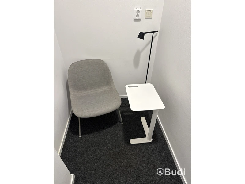 Loungestol, bord och golvlampa