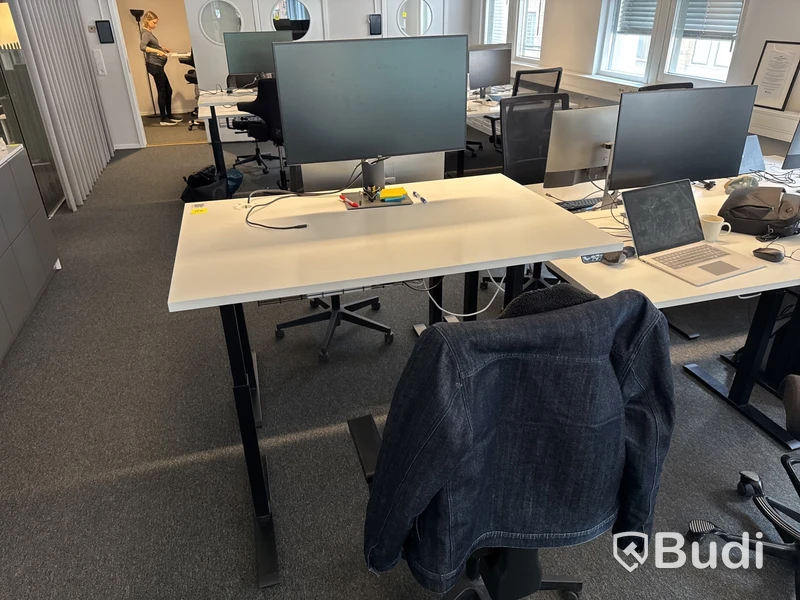 3 st. Höj- och sänkbara skrivbord, 3 st. Datorskärmar och 3 st. Kontorsstolar.