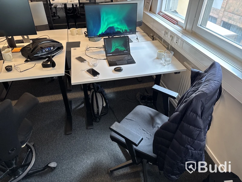 3 st. Höj- och sänkbara skrivbord, 3 st. Datorskärmar och 3 st. Kontorsstolar.