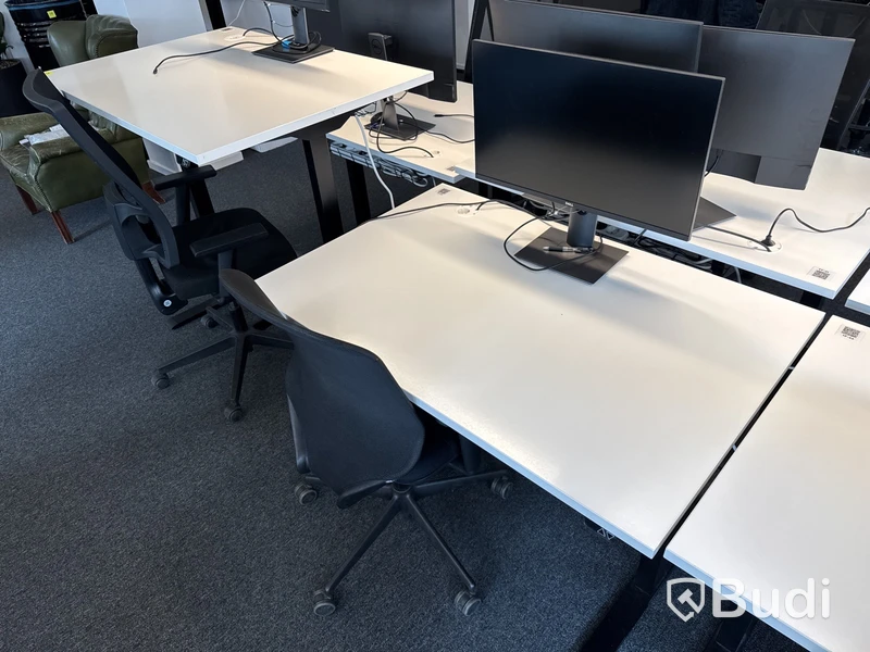 3 st. Höj- och sänkbara skrivbord, 3 st. Datorskärmar och 3 st. Kontorsstolar.