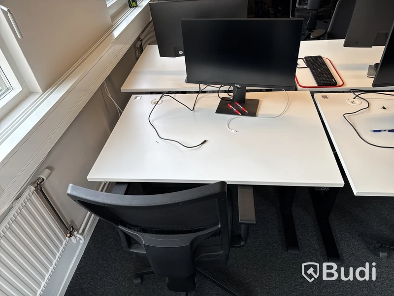 6 st. Höj- och sänkbara skrivbord, 7 st. datorskärmar och 6 st. kontorsstolar