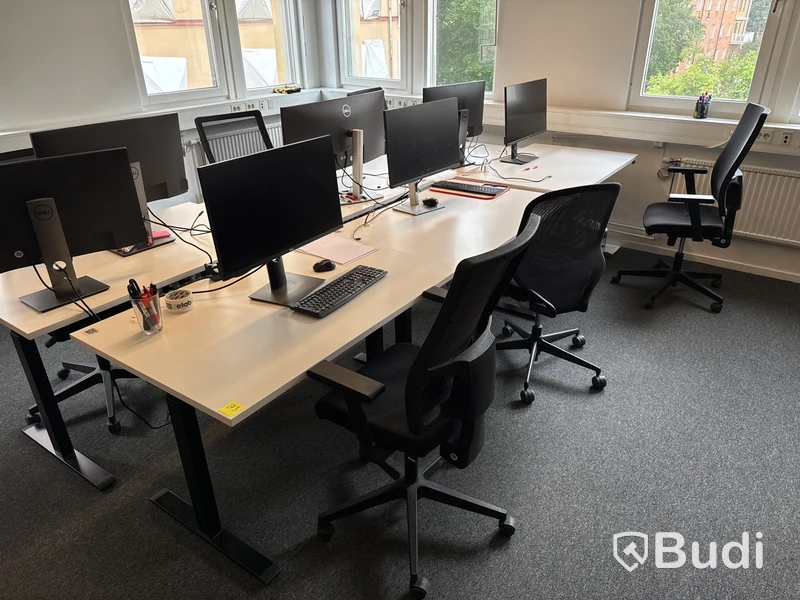 6 st. Höj- och sänkbara skrivbord, 7 st. datorskärmar och 6 st. kontorsstolar