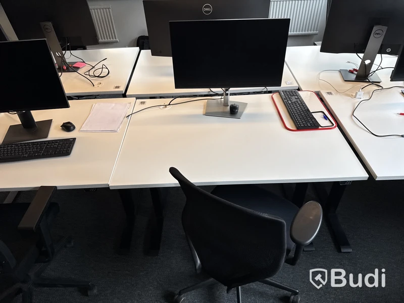 6 st. Höj- och sänkbara skrivbord, 7 st. datorskärmar och 6 st. kontorsstolar