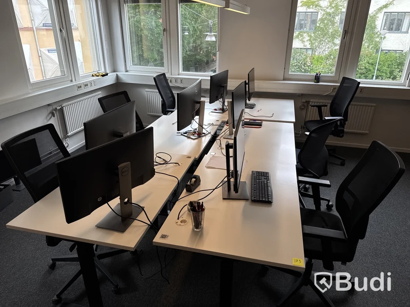 6 st. Höj- och sänkbara skrivbord, 7 st. datorskärmar och 6 st. kontorsstolar