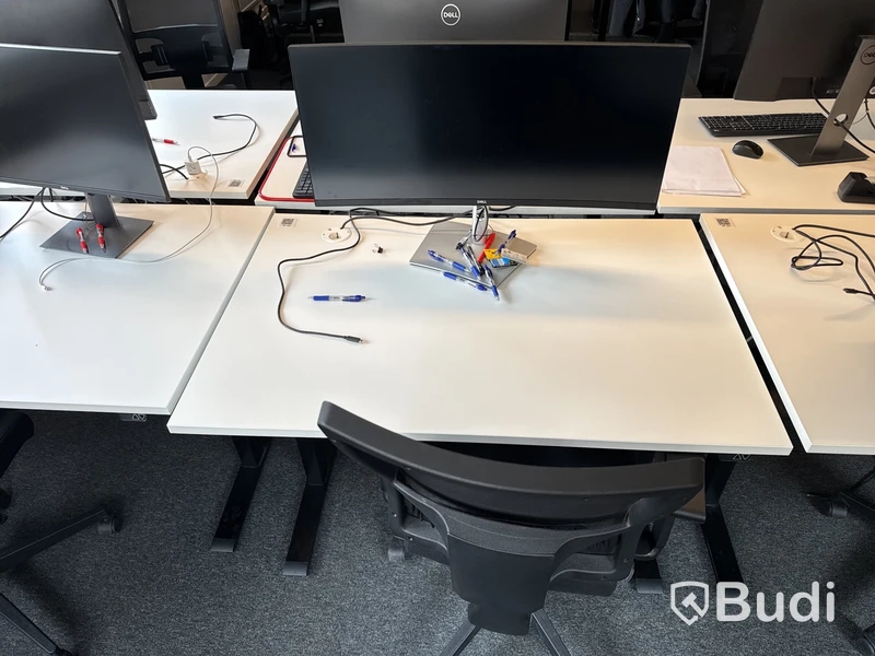 6 st. Höj- och sänkbara skrivbord, 7 st. datorskärmar och 6 st. kontorsstolar