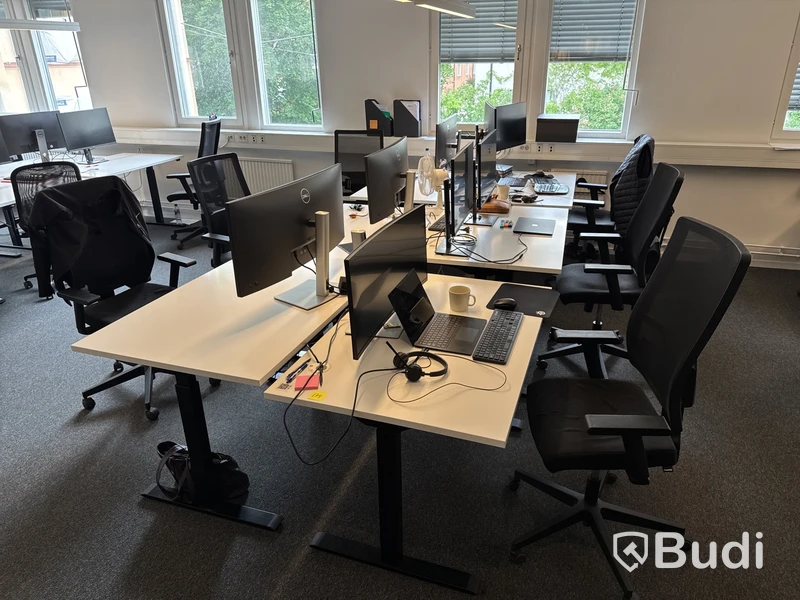 6 st. Höj- och sänkbara skrivbord, 8 st. datorskärmar och 6 st. kontorsstolar