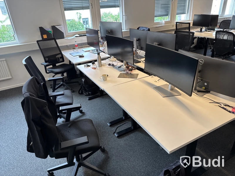 6 st. Höj- och sänkbara skrivbord, 8 st. datorskärmar och 6 st. kontorsstolar