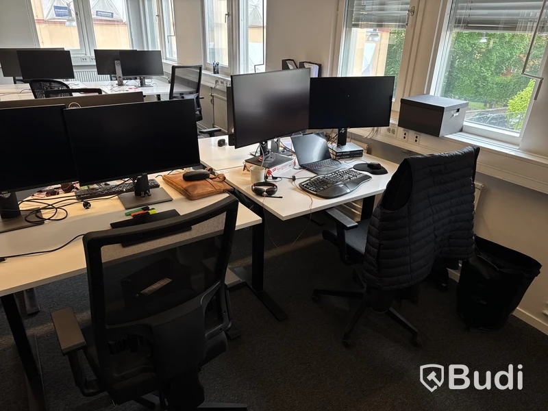 6 st. Höj- och sänkbara skrivbord, 8 st. datorskärmar och 6 st. kontorsstolar