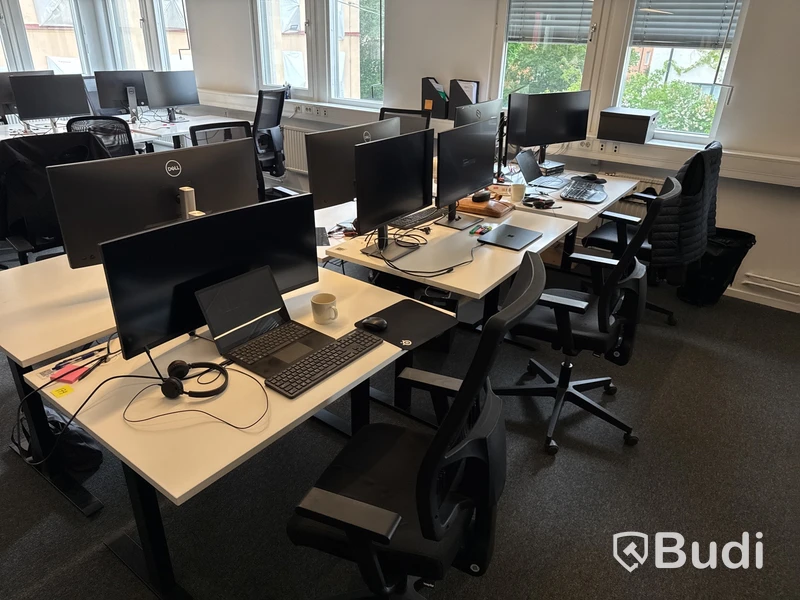 6 st. Höj- och sänkbara skrivbord, 8 st. datorskärmar och 6 st. kontorsstolar