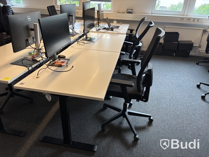 6 st. Höj- och sänkbara skrivbord, 6 st. Kontorsstolar och 6 st. Datorskärmar