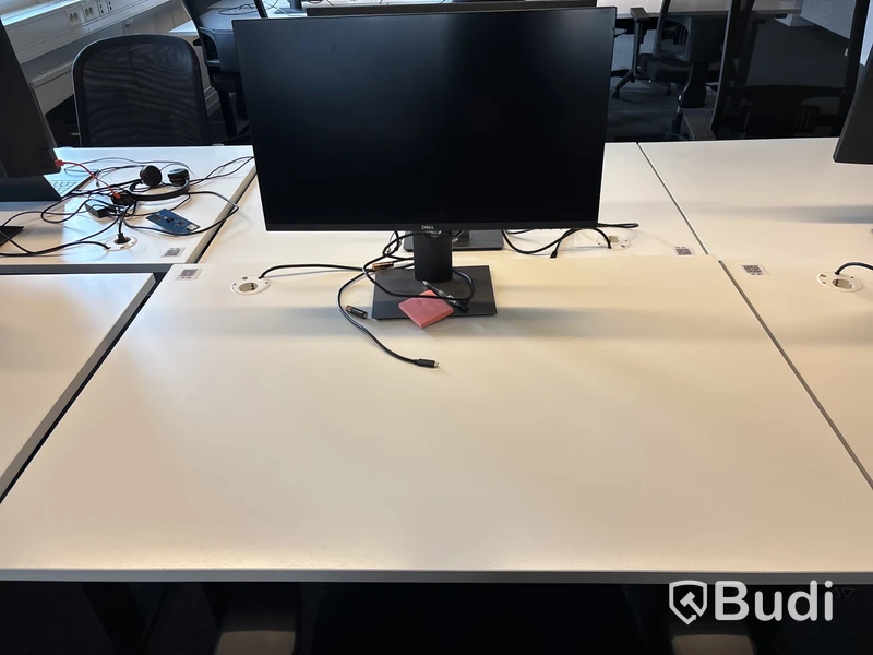 6 st. Höj- och sänkbara skrivbord, 6 st. Kontorsstolar och 6 st. Datorskärmar