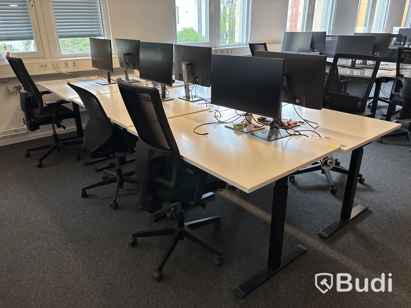 6 st. Höj- och sänkbara skrivbord, 6 st. Kontorsstolar och 6 st. Datorskärmar