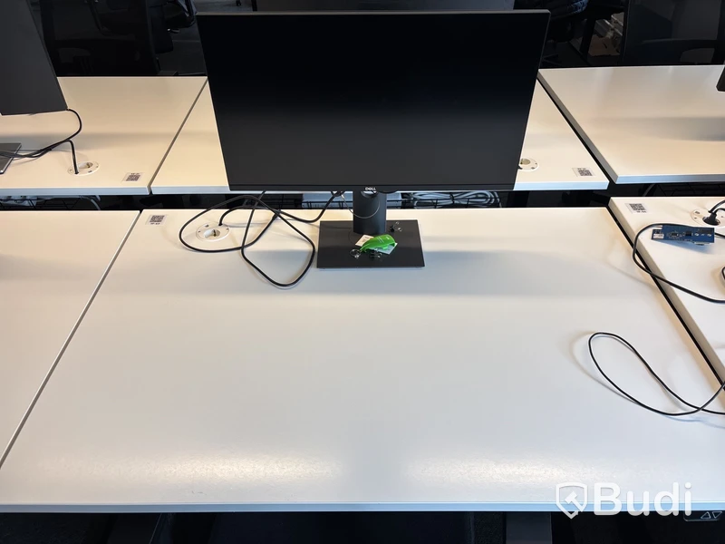 6 st. Höj- och sänkbara skrivbord, 6 st. Kontorsstolar och 6 st. Datorskärmar