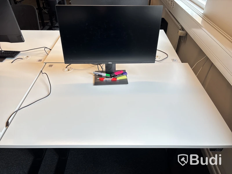 6 st. Höj- och sänkbara skrivbord, 6 st. datorskärmar och 6 st. Kontorsstolar
