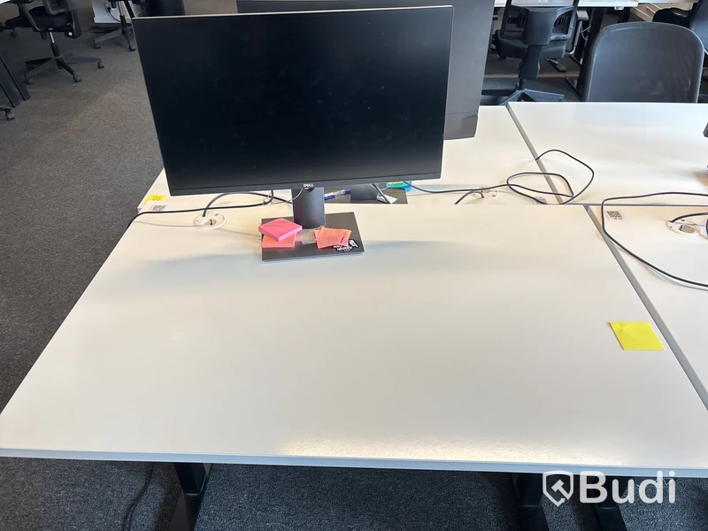 6 st. Höj- och sänkbara skrivbord, 6 st. datorskärmar och 6 st. Kontorsstolar