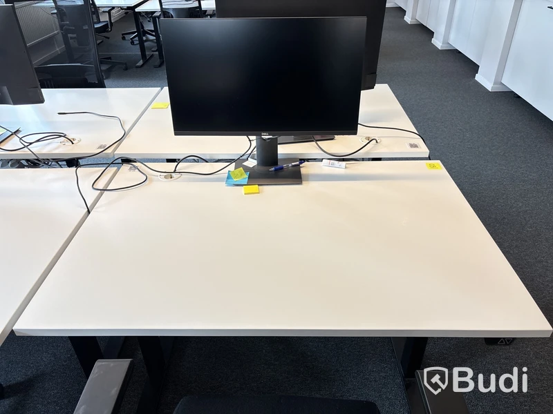 6 st. Höj- och sänkbara skrivbord, 6 st. datorskärmar och 6 st. Kontorsstolar