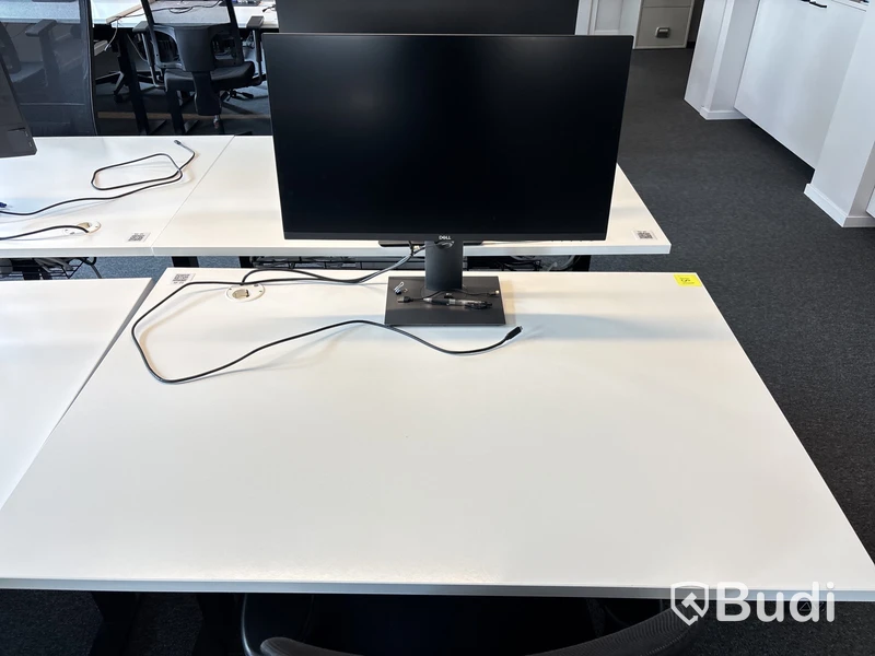 6 st. Höj- och sänkbara skrivbord, 6 st. datorskärmar och 6 st. kontorsstolar