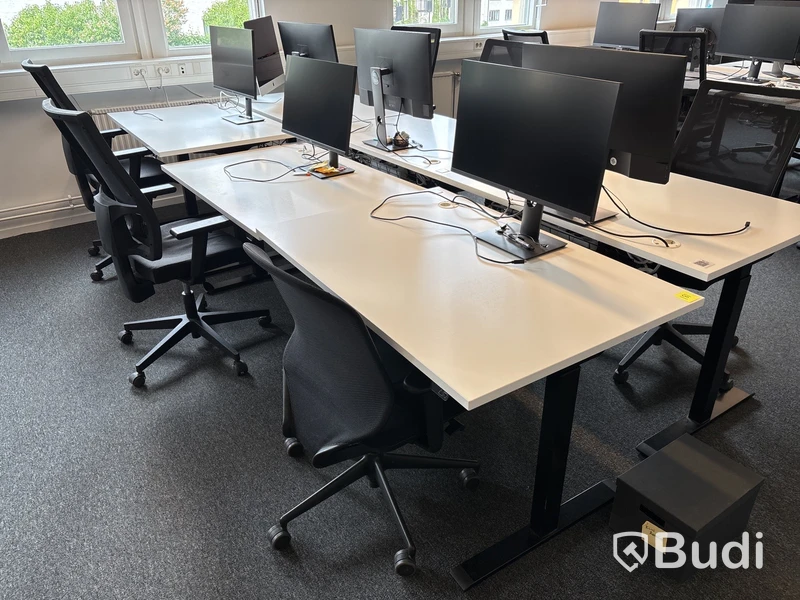 6 st. Höj- och sänkbara skrivbord, 6 st. datorskärmar och 6 st. kontorsstolar