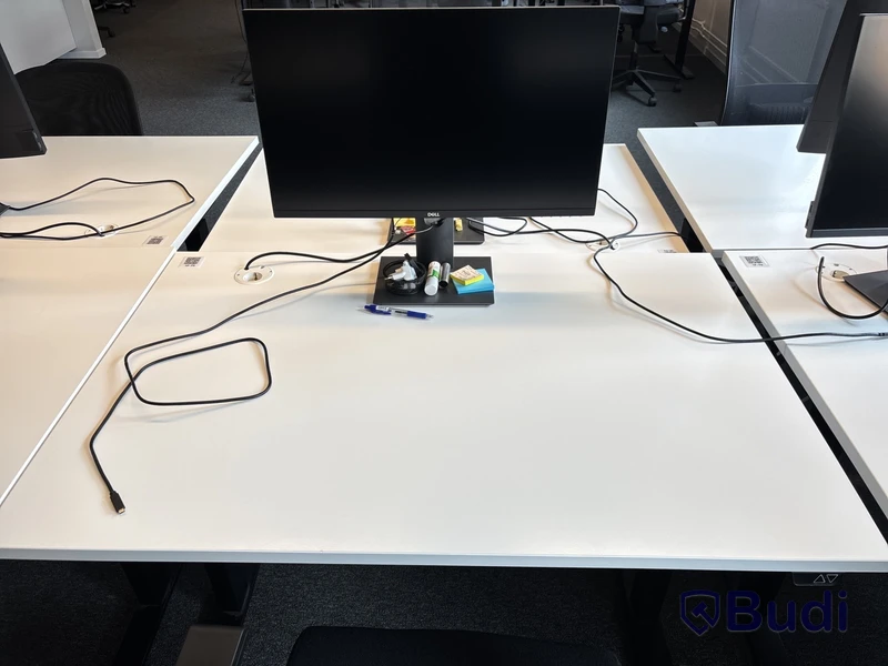 6 st. Höj- och sänkbara skrivbord, 6 st. datorskärmar och 6 st. kontorsstolar