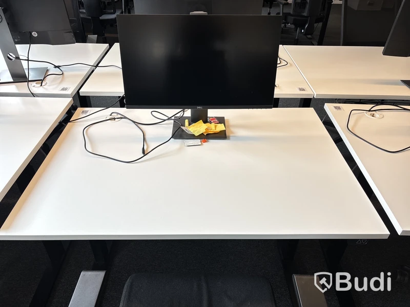 6 st. Höj- och sänkbara skrivbord, 6 st. datorskärmar och 6 st. kontorsstolar