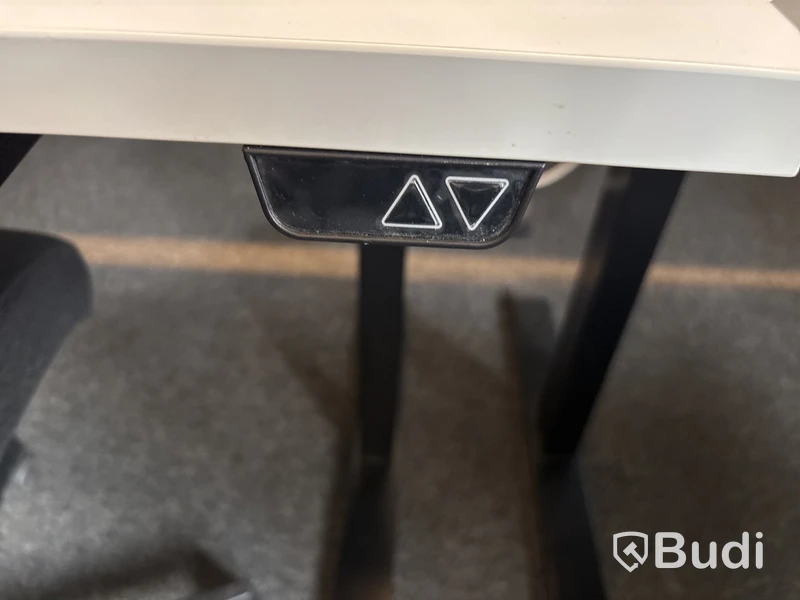 6 st. Höj- och sänkbara skrivbord, 6 st. datorskärmar och 6 st. kontorsstolar