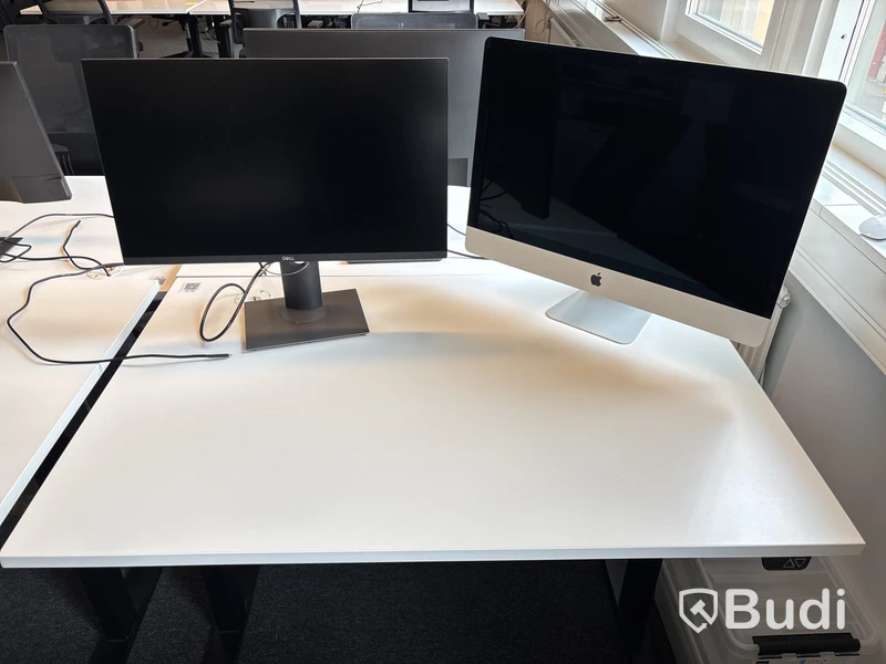 6 st. Höj- och sänkbara skrivbord, 6 st. datorskärmar och 6 st. kontorsstolar