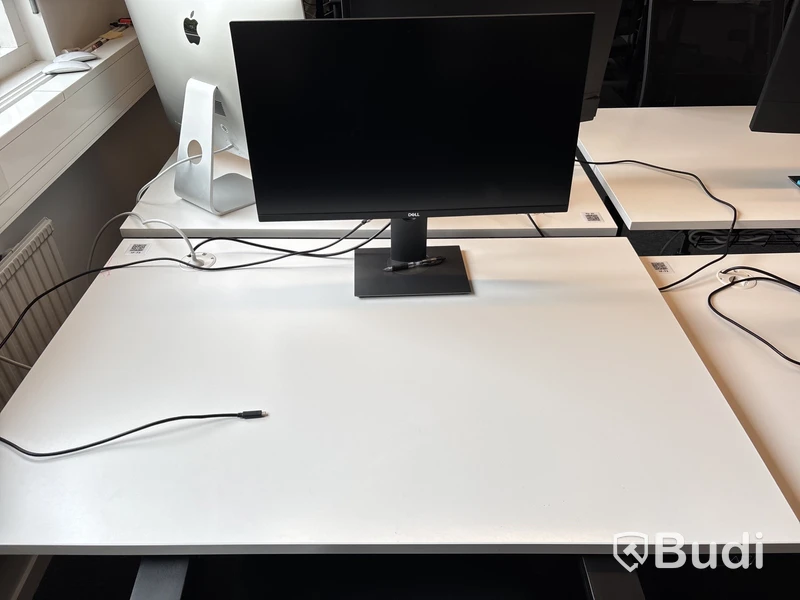 6 st. Höj- och sänkbara skrivbord, 6 st. datorskärmar och 6 st. kontorsstolar