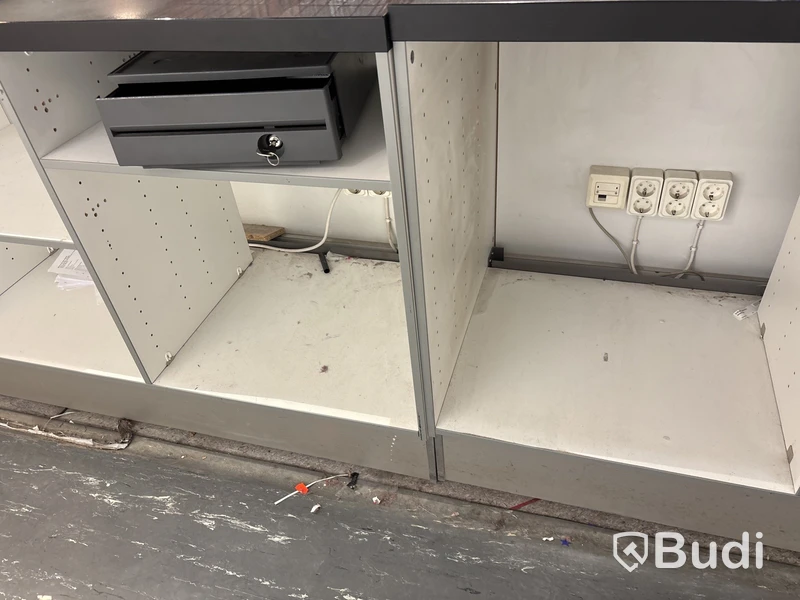 Disk i 3 delar samt parti med butiksinredning/ förvaringskorgar