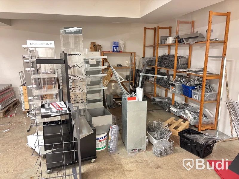Stort parti med diverse butiksinredning, hyllsystem och hyllor
