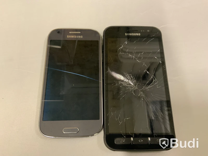 2st mobiltelefoner med spruckna glas utan laddare