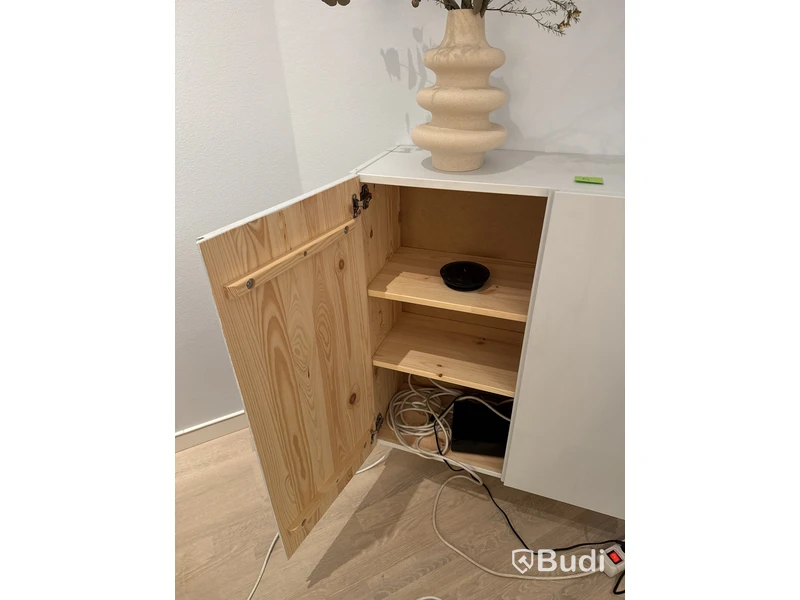 Förvaringsskåp med lampa och vas