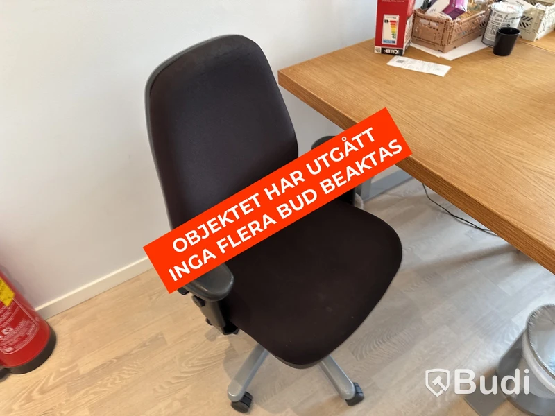 Skrivbord i ekfanér med kontorsstol och lampa