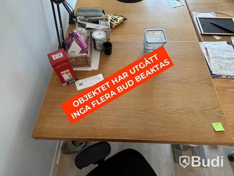 Skrivbord i ekfanér med kontorsstol och lampa