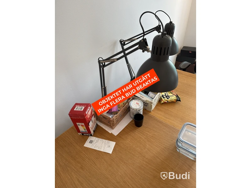 Skrivbord i ekfanér med kontorsstol och lampa