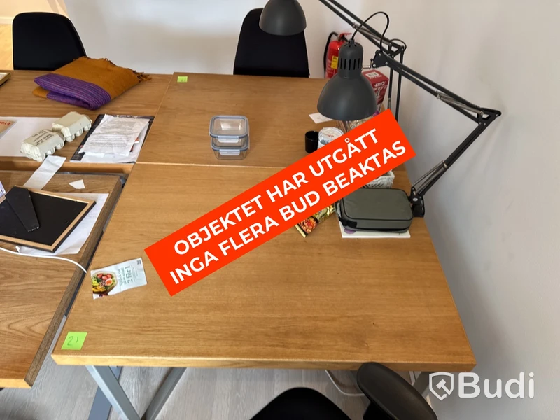 Skrivbord i ekfanér med kontorsstol och lampa