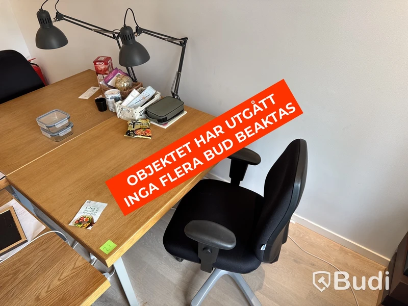 Skrivbord i ekfanér med kontorsstol och lampa