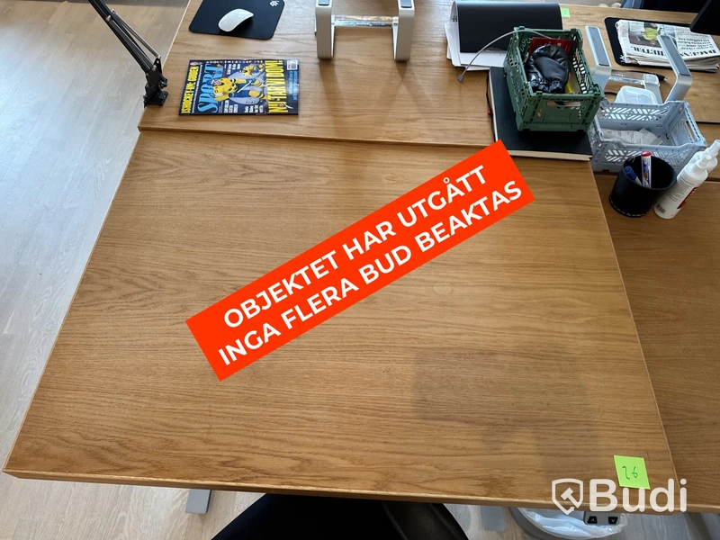 Höj- och sänkbart skrivbord i ekfanér med kontorsstol