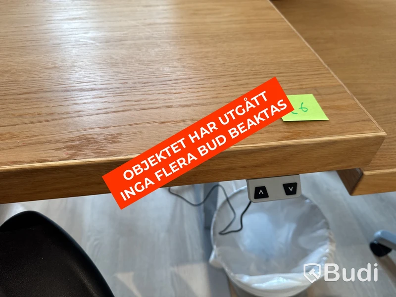 Höj- och sänkbart skrivbord i ekfanér med kontorsstol