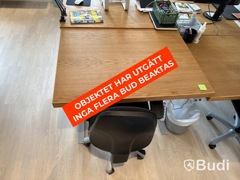 Höj- och sänkbart skrivbord i ekfanér med kontorsstol