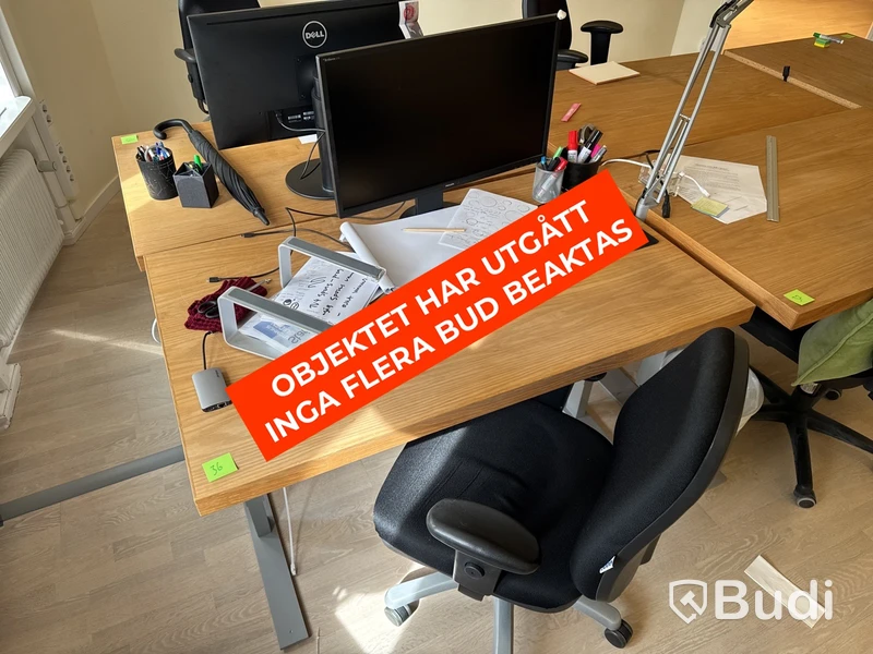 Skrivbord i ekfanér med kontorsstol och skärm