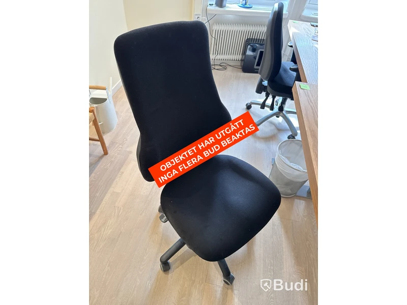 Skrivbord i ekfanér med kontorsstol och lampa