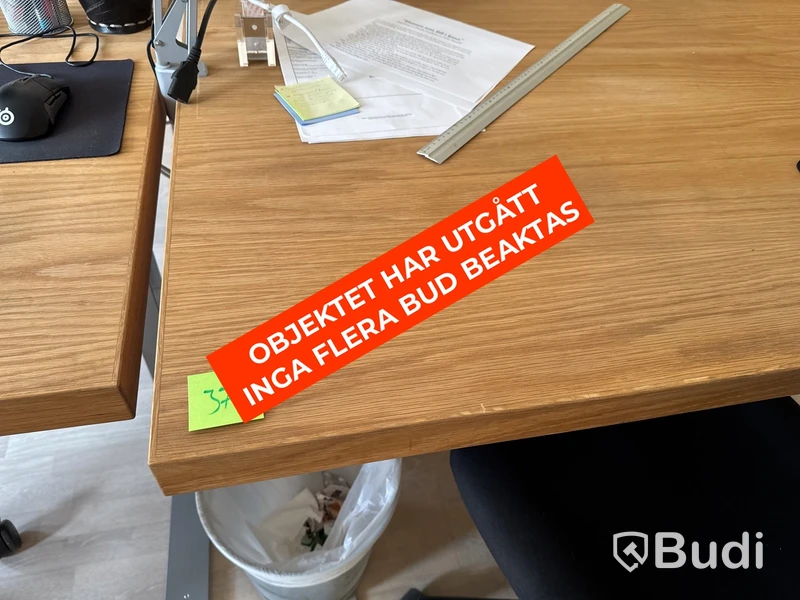Skrivbord i ekfanér med kontorsstol och lampa