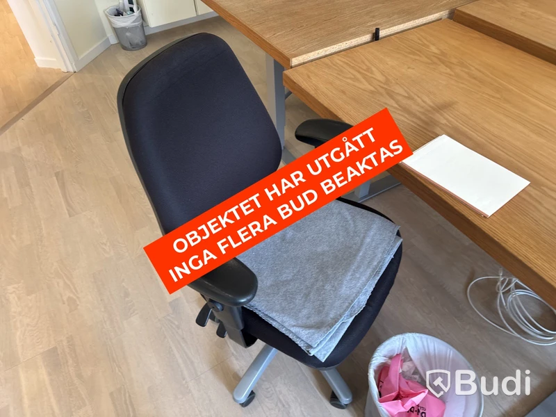 Skrivbord i ekfanér med kontorsstol