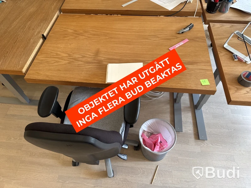 Skrivbord i ekfanér med kontorsstol