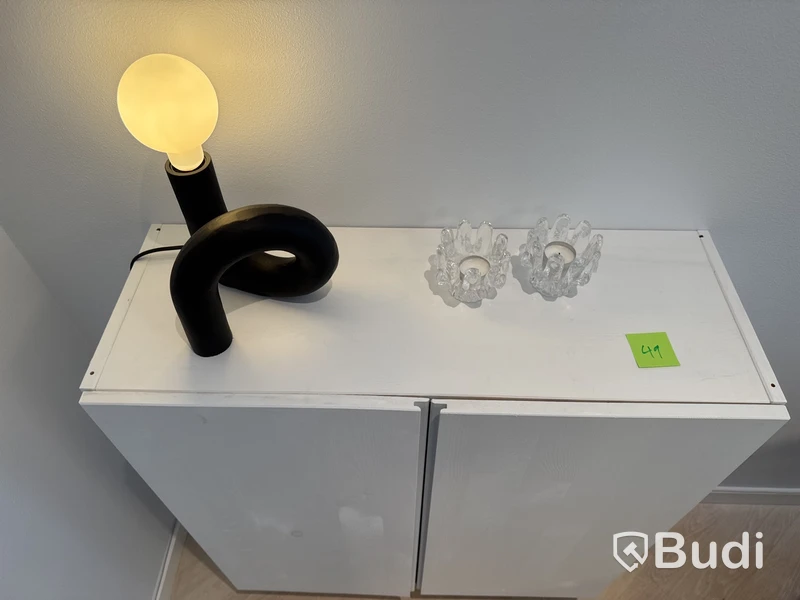 Förvaringsskåp med lampa och 2 st. ljuslyktor