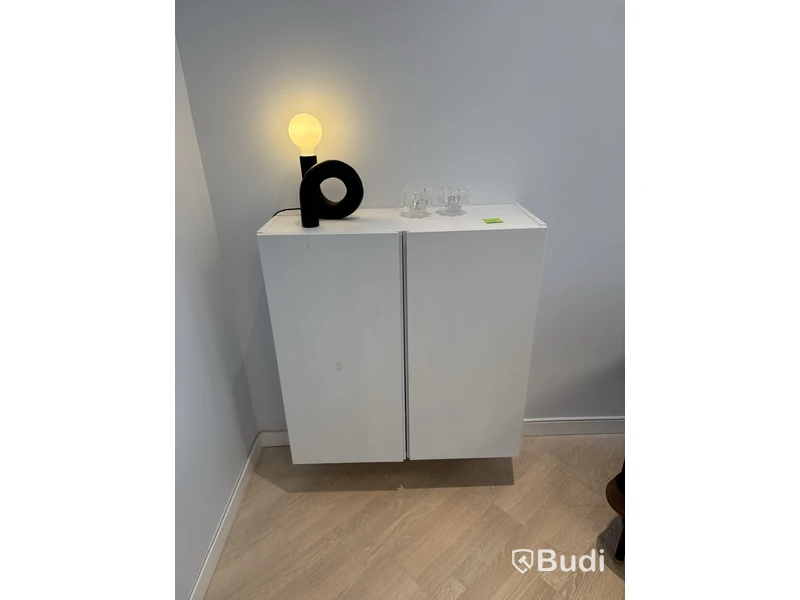 Förvaringsskåp med lampa och 2 st. ljuslyktor