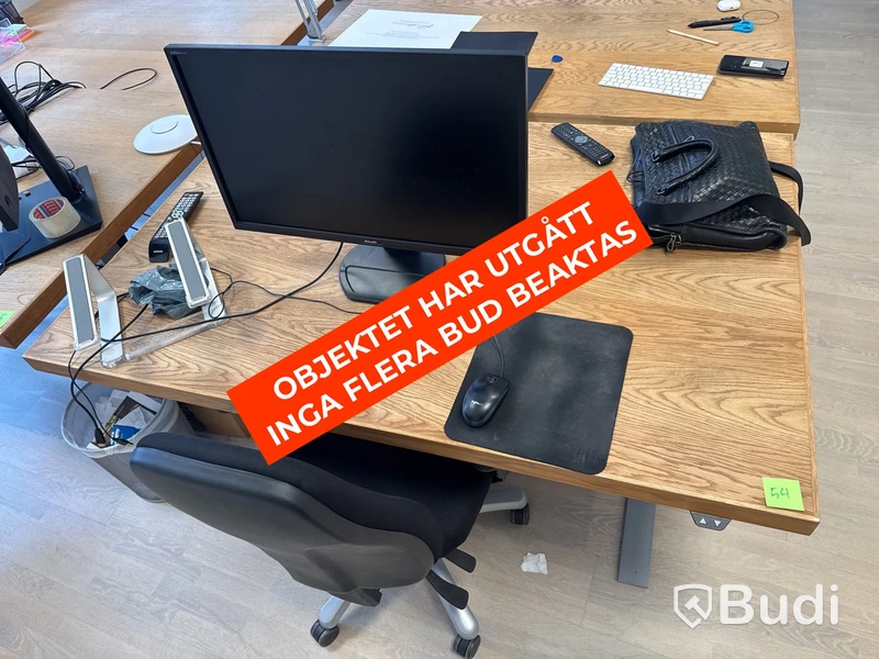 Höj- och sänkbart skrivbord i ekfanér med kontorsstol och skärm