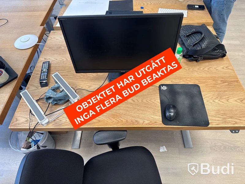 Höj- och sänkbart skrivbord i ekfanér med kontorsstol och skärm