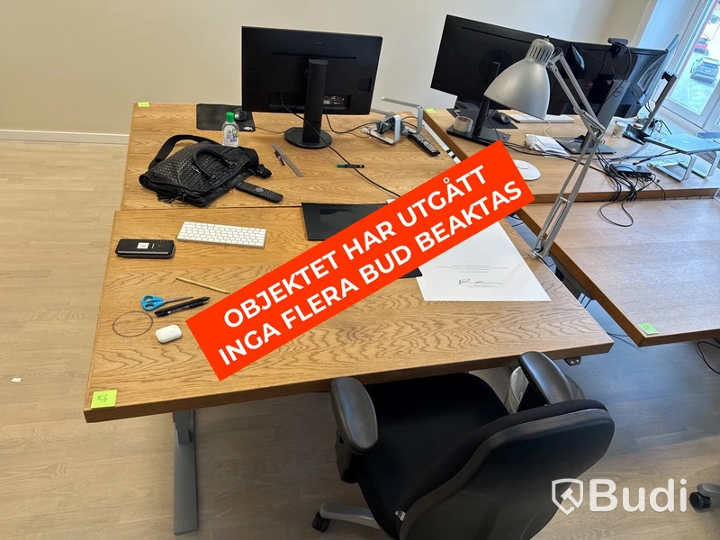 Höj- och sänkbart skrivbord i ekfanér med kontorsstol och lampa